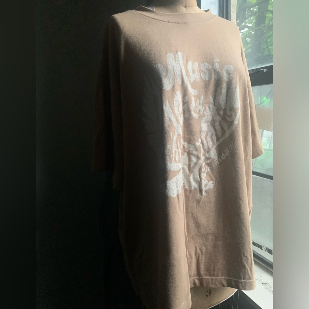 It’s a pretty loose shirt and is stretchy .